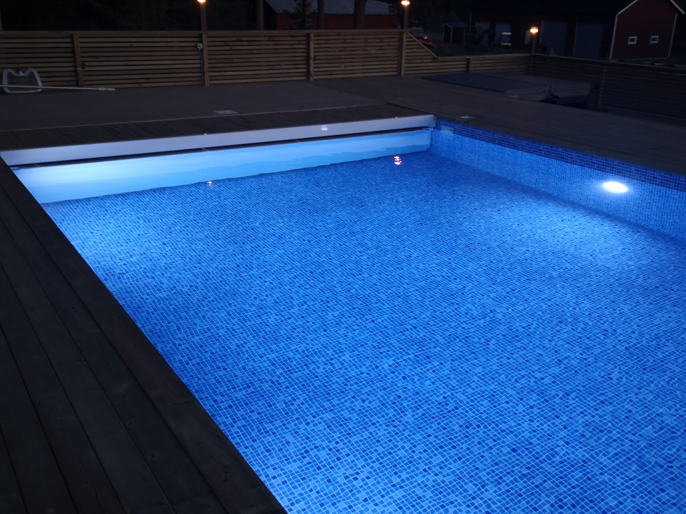 Poolbelysning — poolen fortsätter vara vacker efter mörkrets inbrott