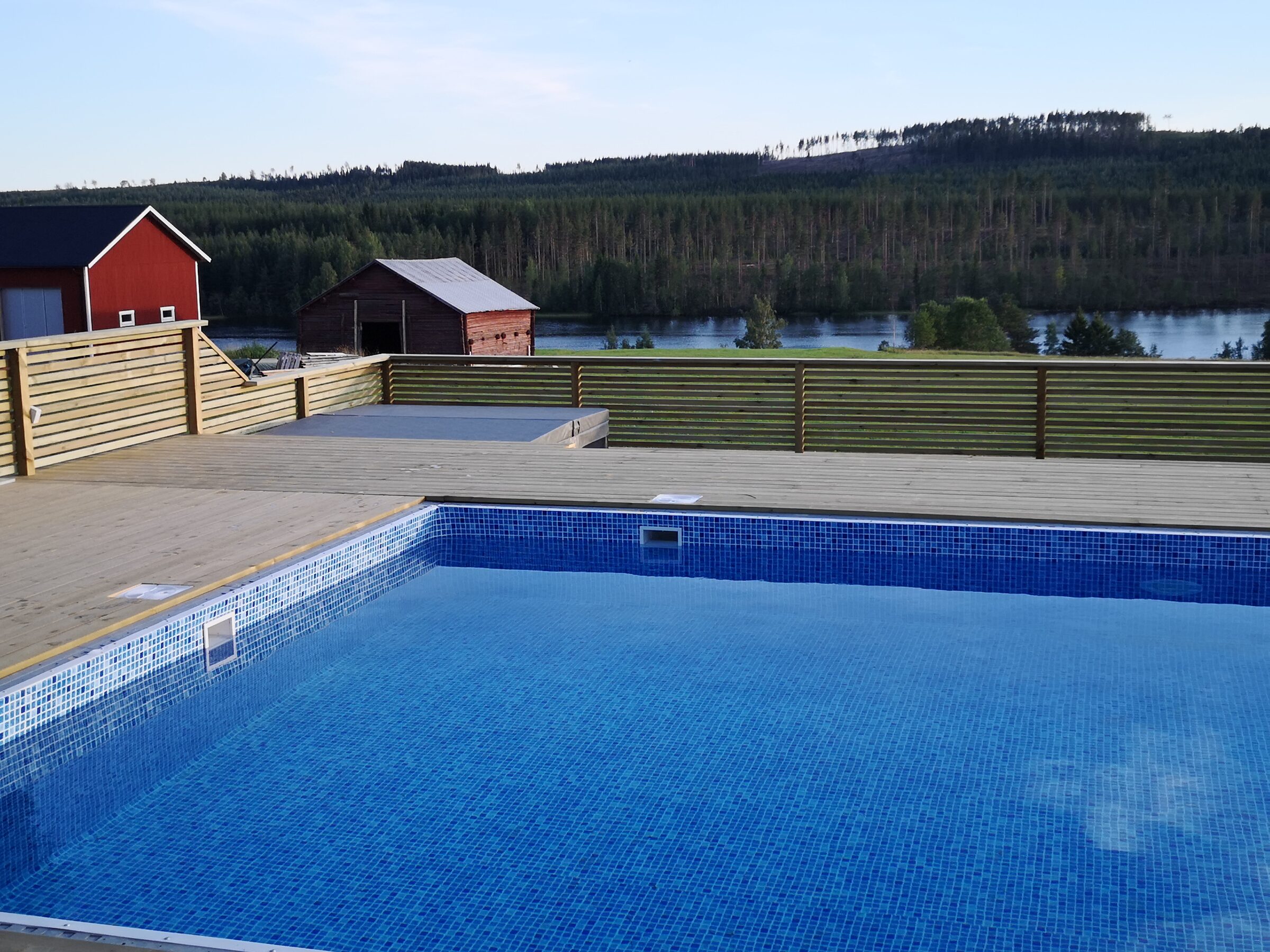 Poolstomme i stål från Miami Pool rest på gjuten platta
